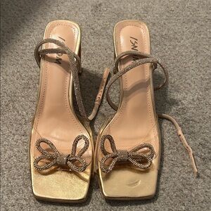 Isnom glittery bow heels